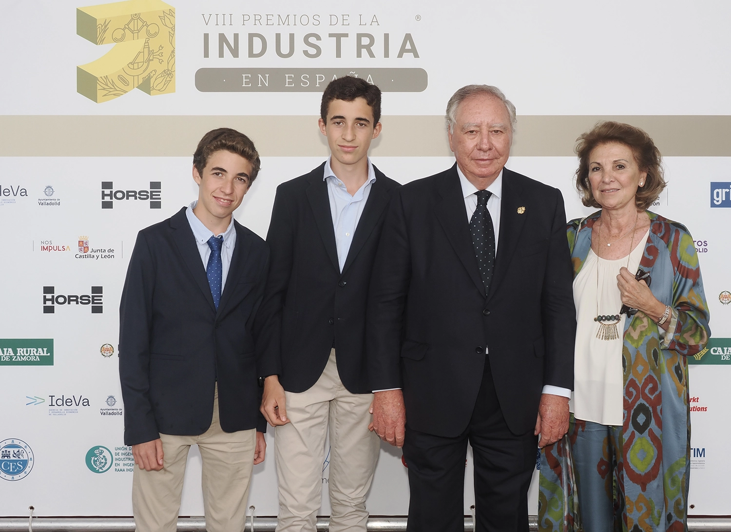 Clemente González Soler, Premio a la Trayectoria, junto a dos de sus nietos y su esposa.