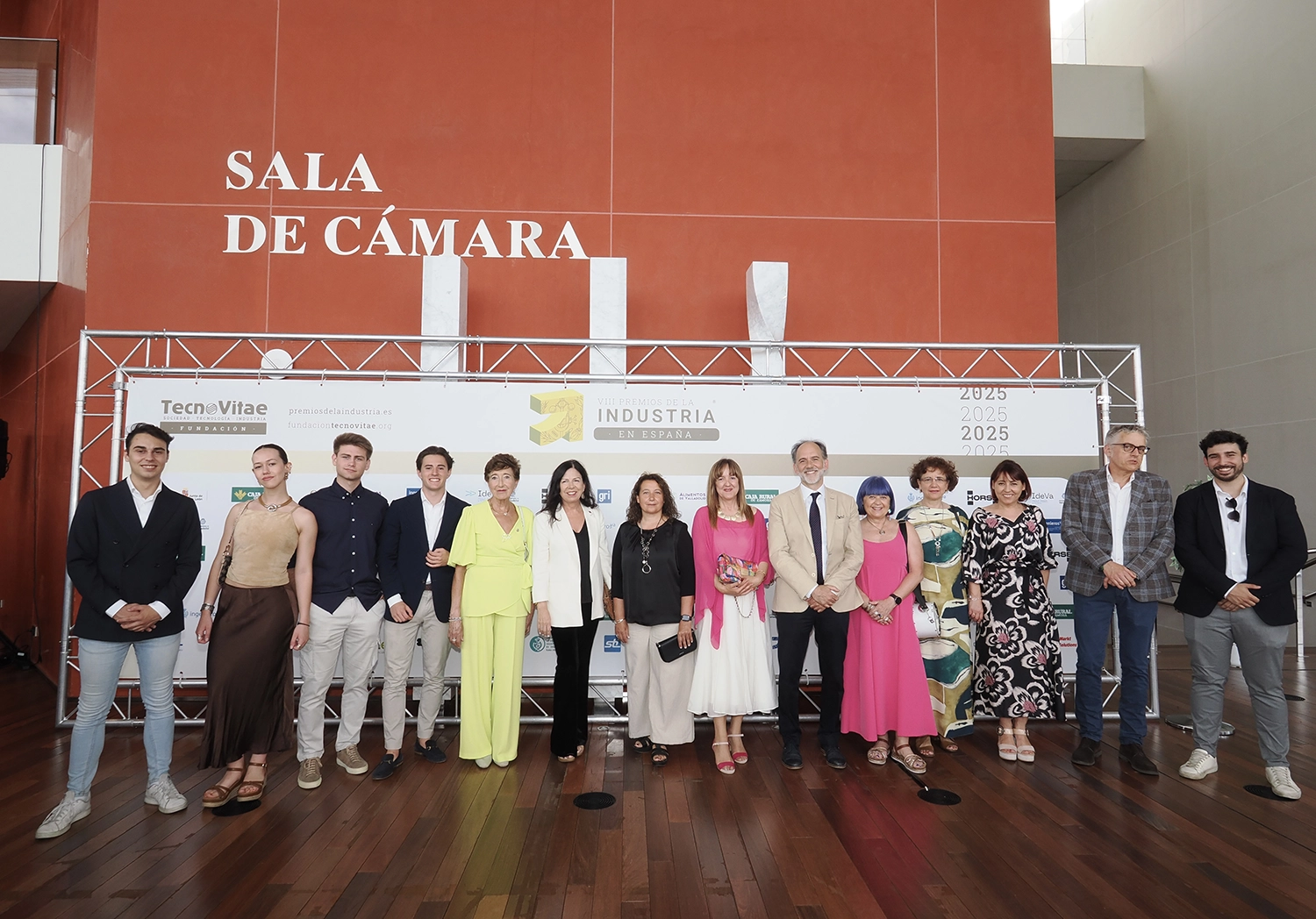 Héctor Sáez González, Paula Fernández Garrido, Luis Fernández Lanchares y Pablo Mirón Morón, miembros del equipo VALL Racing; María Ángeles Martín Bravo, colegiada de ingenierosVA; Marisa Fernando, de la Cátedra ingenierosVA; Cristina Pérez, directora de la Cátedra ingenierosVA; María Ángeles Pérez, delegada del Rector para la Transparencia del Conocimiento de la Universidad de Valladolid; César Méndez, director de la Escuela de Ingenierías Industriales, Eii; Esther Martín, subdirectora de Eii; Ana Isabel Tarrero, subdirectora de estudiantes de Eii; Yolanda Blanco, subdirectora de Ordenación Académica de Eii; Julián Pérez, subdirector de Relaciones con Empresas y Prácticas Externas de Eii, y Daniel Díaz Ruiz, de VALL Racing.