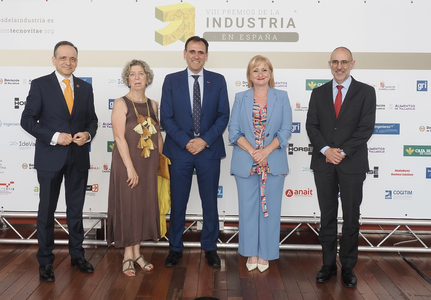 F. Javier Escribano, director general de Fundación TecnoVitae; Isabel Clavero, directora territorial de Comercio del ICEX (Ministerio de Industria, Comercio y Turismo); Santiago Miguel, presidente de Vitartis; Leticia García, consejera de Industria, Comercio y Empleo de la Junta de Castilla y León, y Mariano Muñoz, director general de Industria de la Junta de Castilla y León.